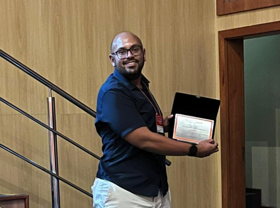 Thales Carvalho, coordenador do DataMundi, é premiado no Prêmio ABCP/Quaest